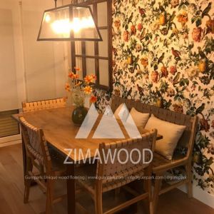 sala con suelo hidrófugo ZIMAWOOD con acabado en roble natural