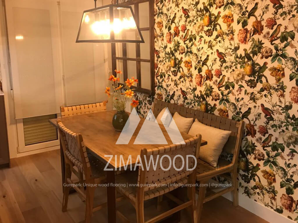 Sala con suelo hidrófugo ZIMAWOOD con acabado en roble natural