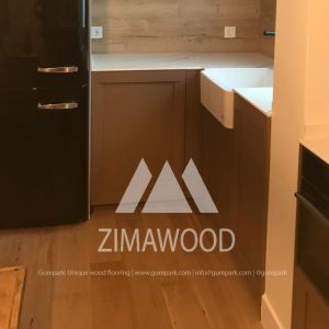 Cuarto de baño con suelo hidrófugo ZIMAWOOD roble