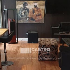 Foto de un salón con parquet de doussie