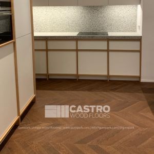 Foto de una cocina con parquet roble chevron Ephesus