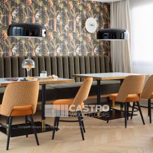 Foto de un comedor con parquet roble chevron.