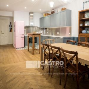 Foto de una cocina americana con parquet de roble espiga Evora