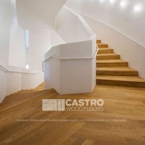 Foto de una escalera con parquet bicapa roble Select