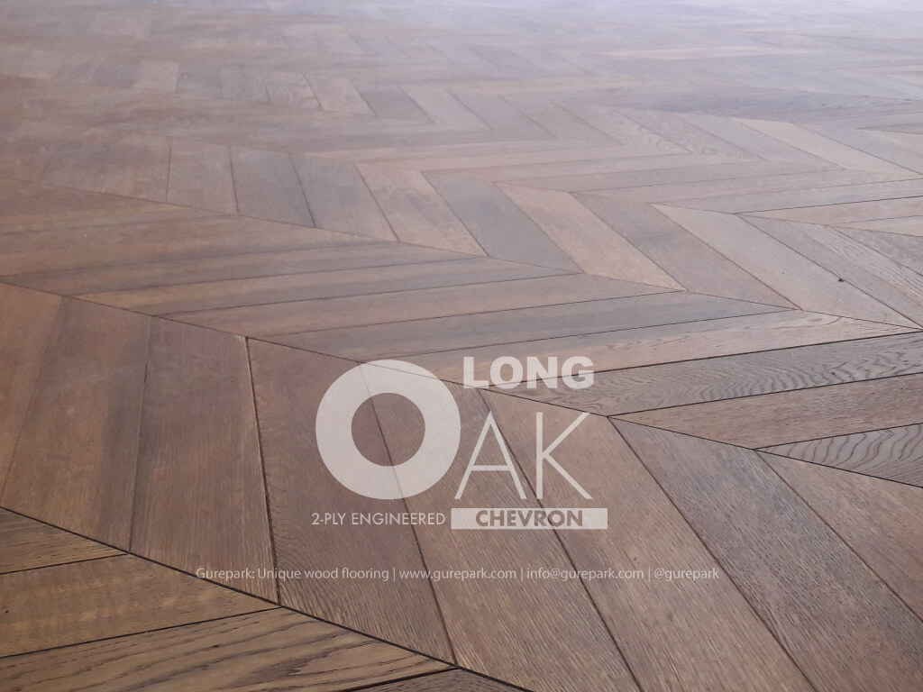 Detalle del parquet bicapa roble chevron gran formato OAK LONG CHEVRON SMOKED